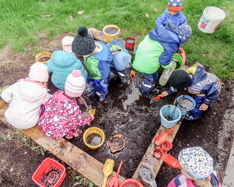 Kinder spielen im Schlamm bei Kita Uhunäscht