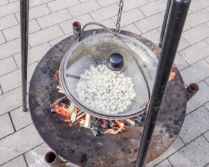 Popcorn machen in einer Feuerschale