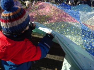 Fasnacht, eine bunte Konfettischlacht und viele lachende Kindergesichter.